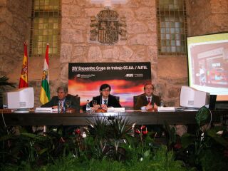De izquierda a derecha: D. Miguel Ángel Eced, Presidente de AUTEL, D.Antonio Ruiz, Secretario General Técnico de la Consejería de Desarrollo Autonómico y D. Ferrán Mateo, Director de FUNDARCO
